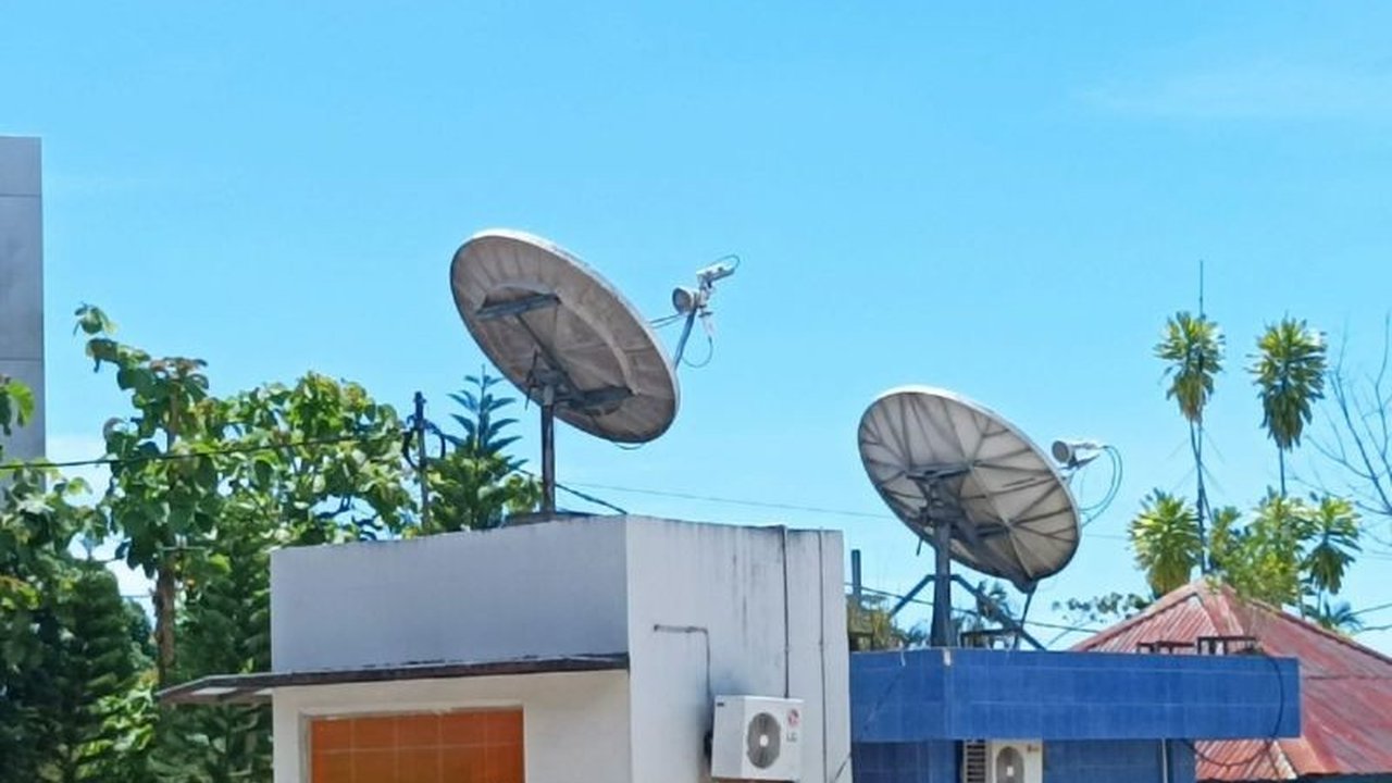 Pemkab Biak Numfor melalui Diskominfo terus berupaya meningkatkan layanan internet di seluruh wilayahnya, termasuk pelosok kampung dan kepulauan, hingga tahun 2025 untuk menunjang berbagai aktivitas masyarakat.