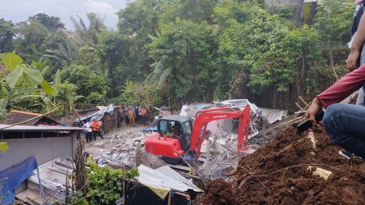 Tim SAR gabungan masih mencari dua korban longsor di Ubung Kaja, Denpasar, setelah hujan deras menyebabkan tanah longsor dan menimpa sebuah rumah kos pada Senin pagi, 20 Januari 2024,  mengakibatkan korban luka dan meninggal.