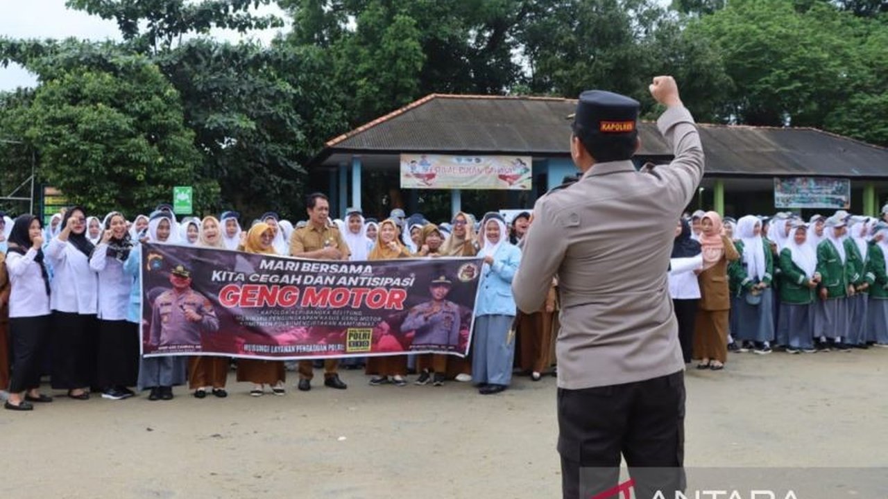 Polres Bangka Barat bersama pelajar SMA Negeri 1 Mentok mendeklarasikan penolakan terhadap geng motor guna mencegah pengaruh negatif dan menciptakan keamanan di Bangka Barat.