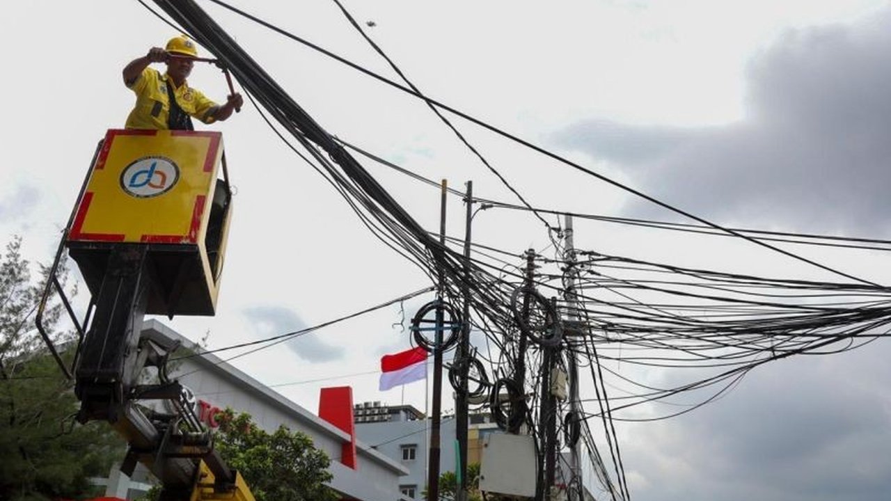 Pemerintah Kota Jakarta Utara menertibkan kabel semrawut sepanjang 3,5 kilometer di Kelapa Gading, memindahkannya ke jalur bawah tanah untuk kenyamanan warga dan bekerja sama dengan Apjatel dan 22 provider telekomunikasi.