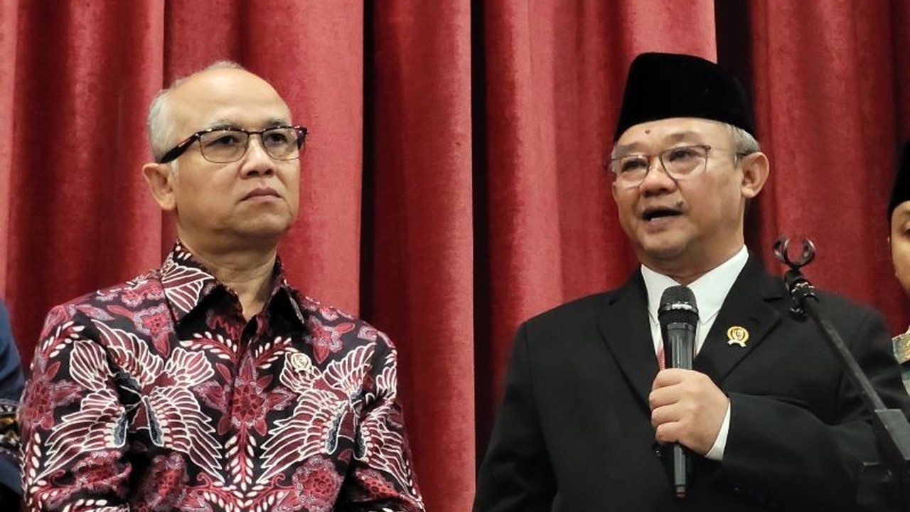 Mendikbudristek, Abdul Mu'ti, mengumumkan penghapusan istilah 'zonasi' dan 'ujian' dalam sistem pendidikan dasar dan menengah Indonesia, digantikan mekanisme baru yang akan diumumkan setelah aturan PPDB 2025 keluar.