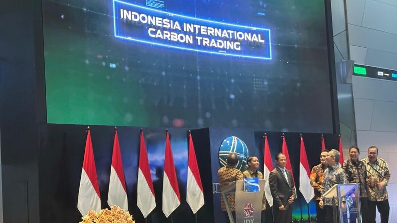 Indonesia memulai perdagangan karbon internasional di Bursa Efek Indonesia pada Senin, 20 Januari 2024, sebagai upaya mencapai target iklim nasional dan mendukung pendanaan iklim.