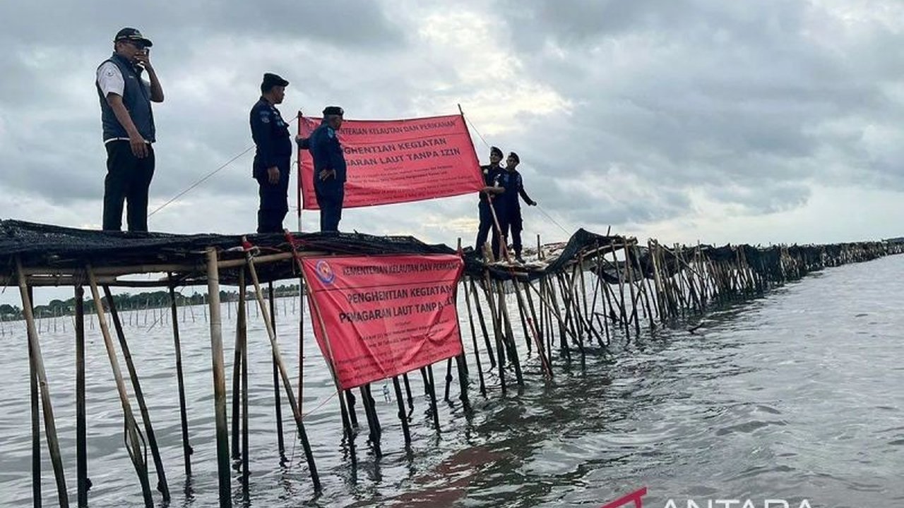 Menteri Kelautan dan Perikanan memerintahkan pembongkaran pagar laut sepanjang 30,16 kilometer di perairan Tangerang dalam waktu 48 jam, melibatkan TNI AL, nelayan, dan instansi terkait.