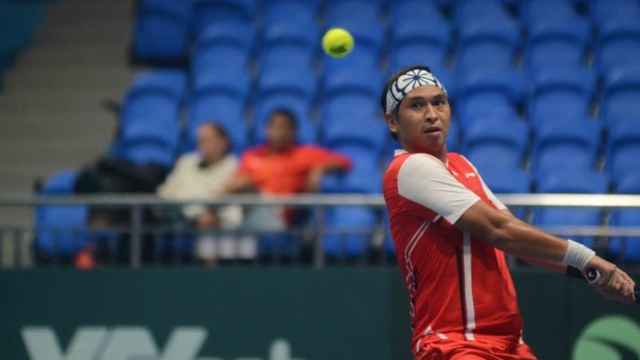 Christopher Rungkat, petenis andalan Indonesia, bersiap menghadapi babak Play Off Piala Davis Grup Dunia II di Slovenia, bermain baik tunggal maupun ganda untuk mengamankan kemenangan tim.