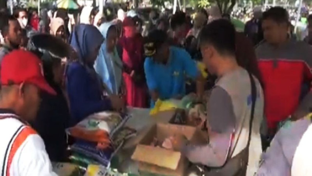 TPID Kalsel dan Bulog Barabai menggelar pasar murah di Tabalong, menyediakan 50 ton beras medium dan premium untuk memenuhi kebutuhan masyarakat dengan sistem kupon agar adil.