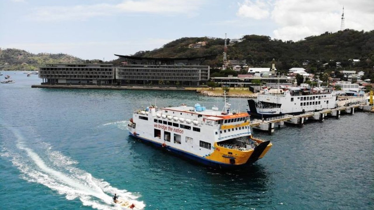 Kemenhub, bersama instansi terkait, siapkan strategi antisipasi kepadatan penyeberangan di empat pelabuhan utama selama libur panjang Isra Miraj dan Imlek 2025, termasuk pengaturan lalu lintas dan penambahan jalur alternatif.