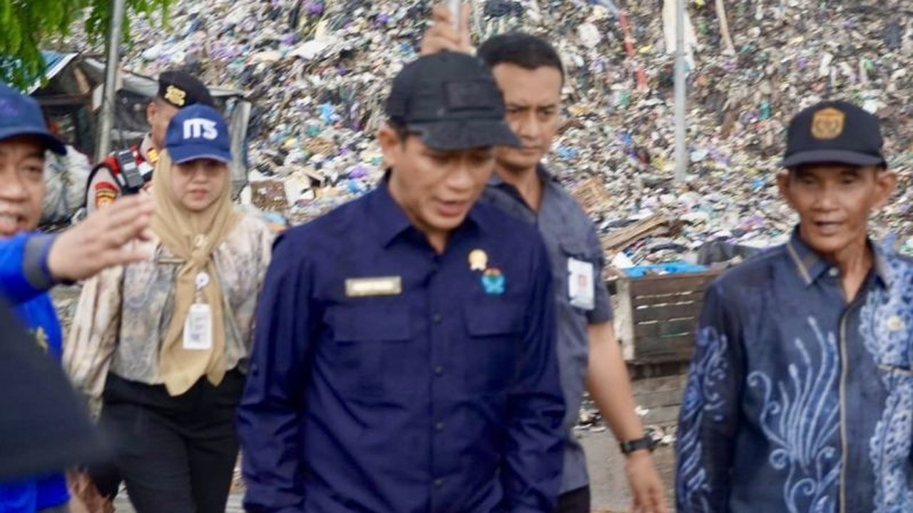 Dinas Lingkungan Hidup Kalsel menunggu arahan Kementerian Lingkungan Hidup terkait rencana penertiban 306 TPA di Indonesia, termasuk dua TPA di Kalsel yang telah diperintahkan penutupan karena masih menggunakan sistem open dumping.