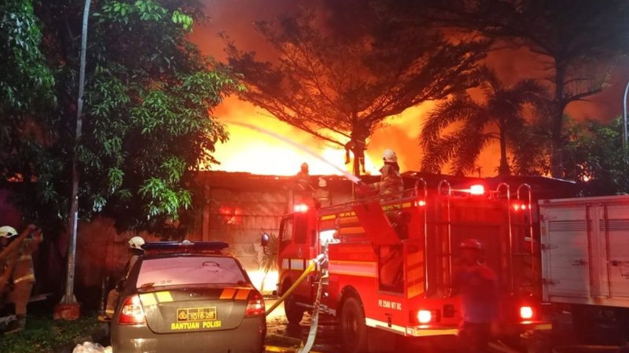 Kebakaran terjadi di kawasan padat penduduk Kemayoran, Jakarta Pusat, Selasa dini hari, mengharuskan pengerahan 29 unit mobil pemadam kebakaran dan 125 personel untuk memadamkan api.