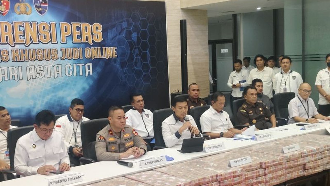 Sebelas tersangka judi online ditangkap Polri; satu tersangka kerap bolak-balik Indonesia-Kamboja untuk mengawasi pelatihan calon operator judi online di Kamboja, berdasarkan temuan paspor dan data perlintasan.