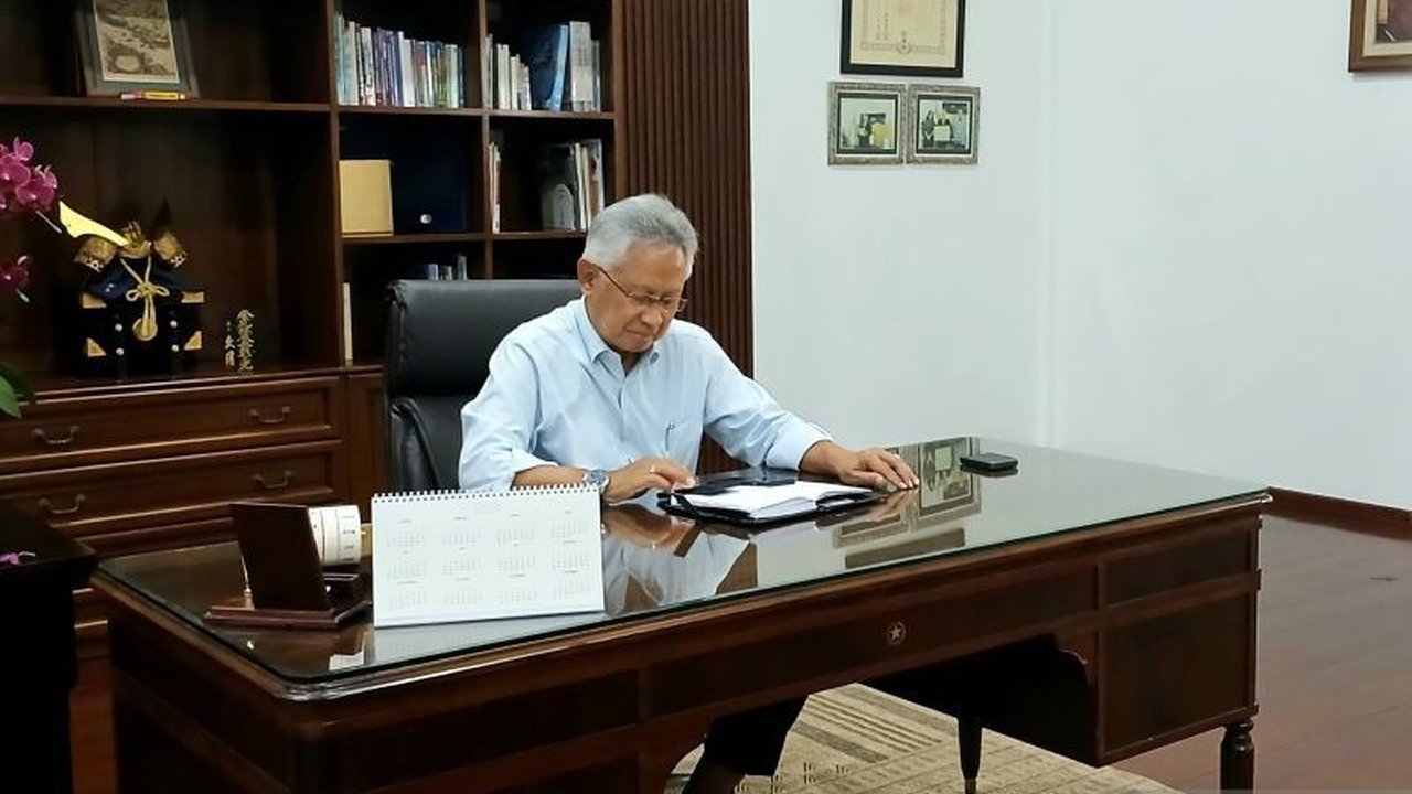 Mendikbudristek Satrio Soemantri Brodjonegoro membantah rekaman viral di media sosial dan menegaskan mutasi pegawai merupakan hal biasa, bukan pemecatan; aksi damai ratusan ASN Ditjen Dikti dipicu pemberhentian mendadak seorang pegawai.