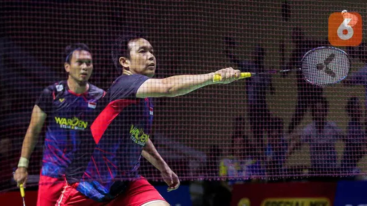 Pebulu tangkis ganda putra Indonesia, Mohammad Ahsan/Hendra Setiawan berusaha mengembalikan kok ke arah pasangan China, Liang Wei Keng/Wang Chang pada babak 16 besar Indonesia Open 2024 di Is