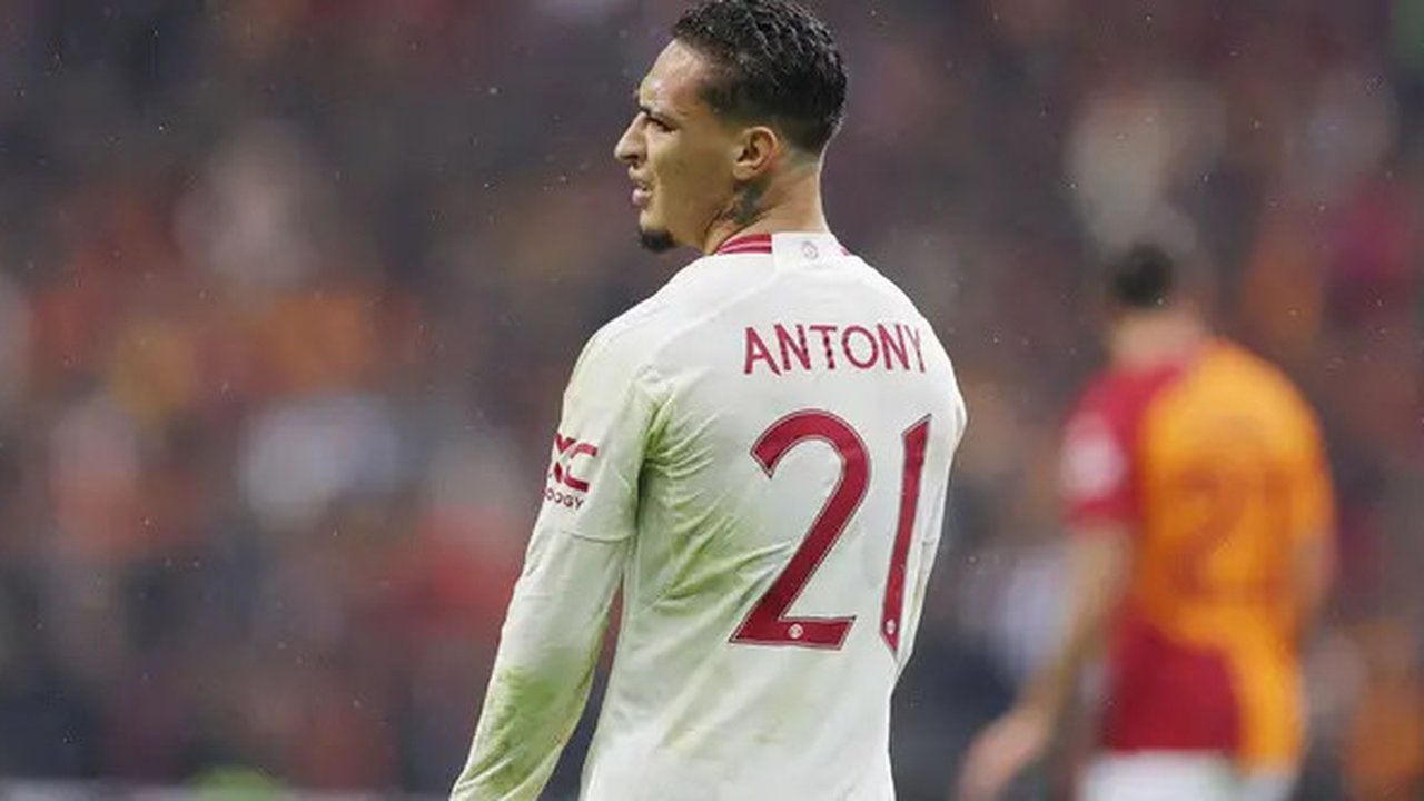 Pemain Manchester United, Antony, tampak kecewa setelah ditahan imbang Galatasaray pada laga grup A Liga Champions di Stadion Rams Park, Kamis (30/11/2023). (AP Photo)