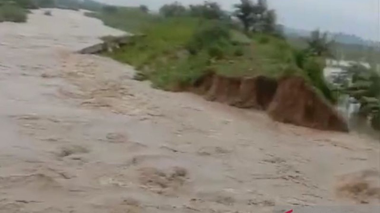 Banjir melanda tiga desa di Demak akibat jebolnya tanggul Sungai Cabean pada Senin malam, merendam ratusan rumah dan memaksa warga mengungsi sementara.