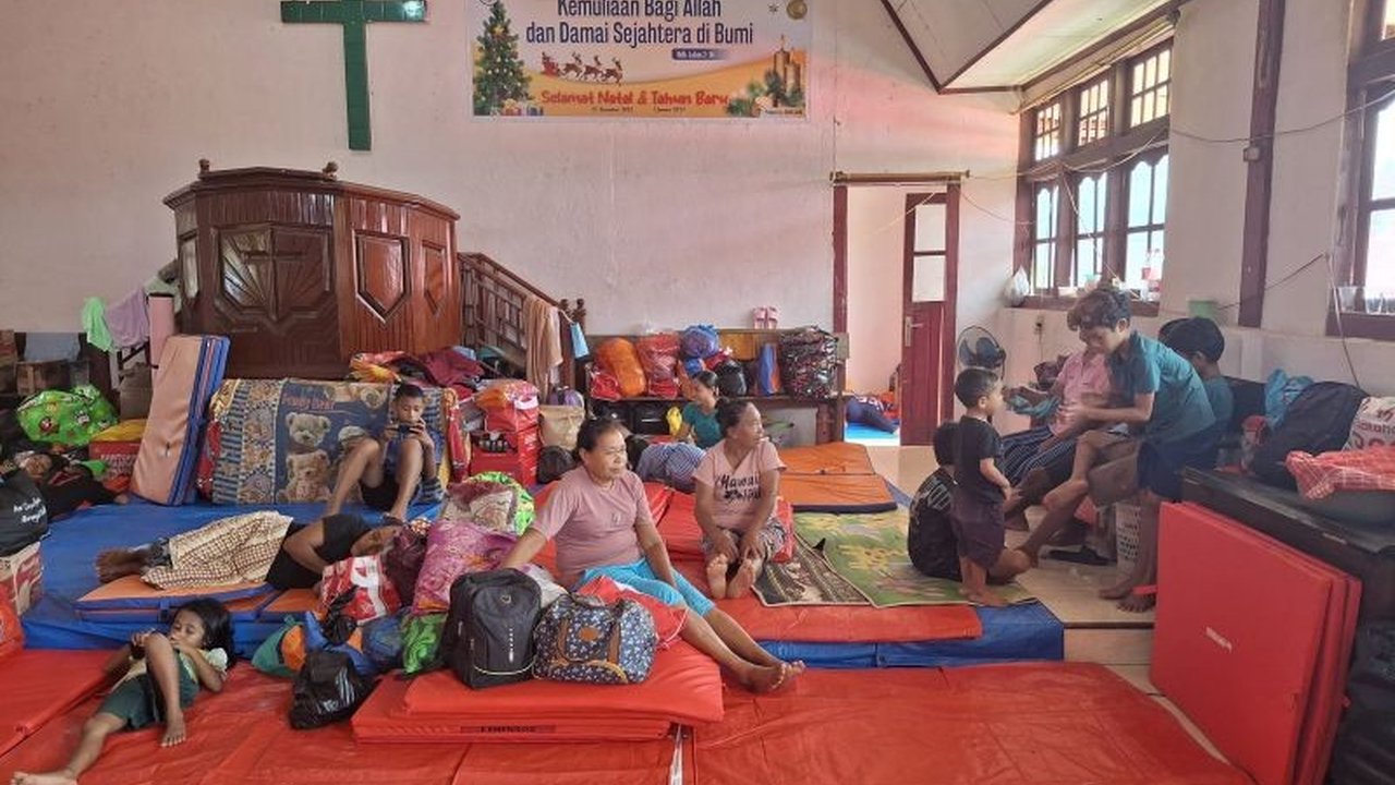 Erupsi Gunung Ibu di Halmahera Barat, Maluku Utara, memaksa perluasan lokasi pengungsian menjadi 12 titik untuk menampung lebih dari 1.000 warga yang dievakuasi, terutama kelompok rentan.