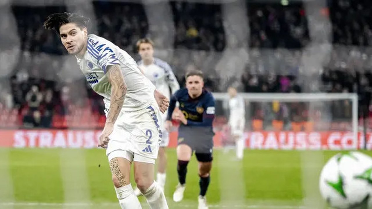 Pemain FC Copenhagen, Kevin Diks mencetak gol melalui tendangan penalti ke gawang Heart of Midlothian pada laga lanjutan UEFA Conference League 2024/2025 di Parken Stadium, Copenhagen, Denmar