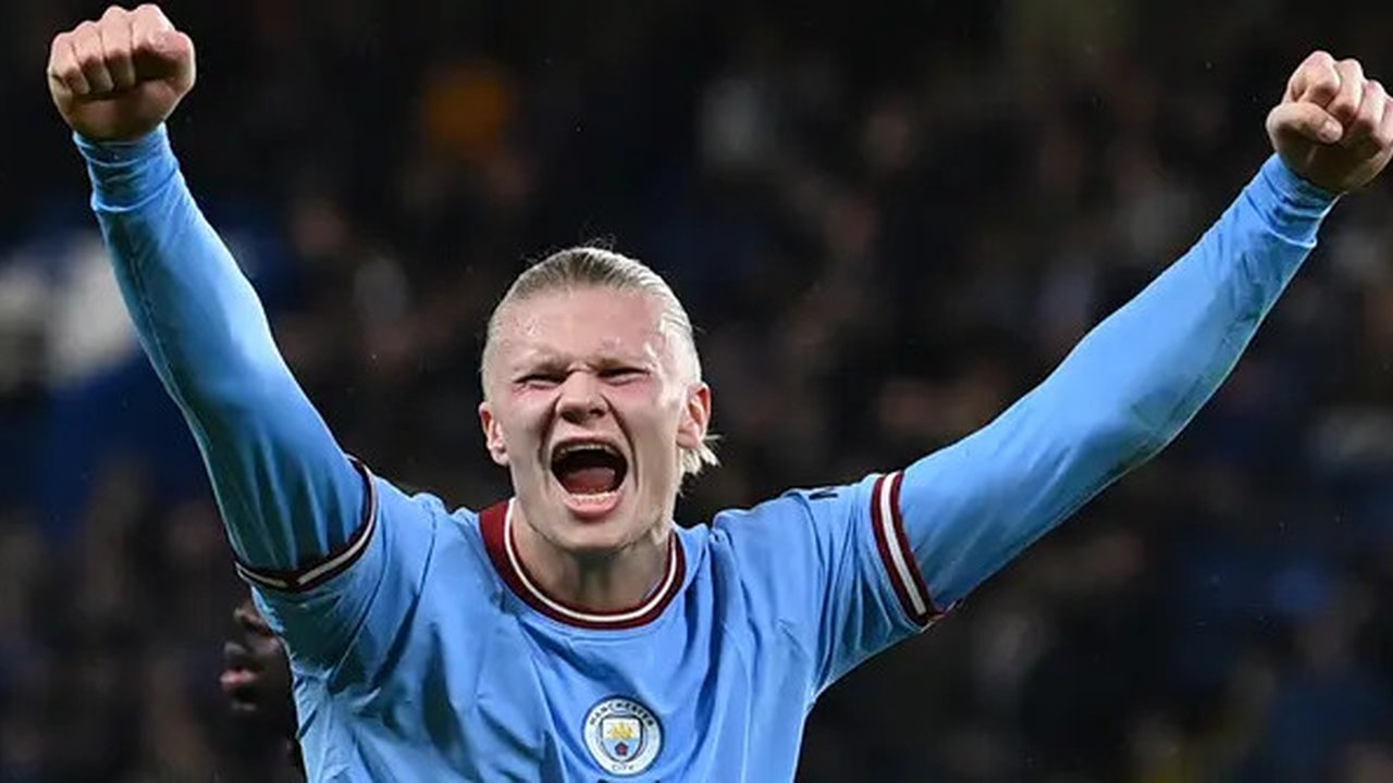 Selebrasi striker Manchester City, Erling Haaland di akhir laga menghadapi Chelsea pada laga Liga Inggris 2022/2023 di Stamford Bridge, London (5/1/2023). Erling Haaland baru saja membawa Man