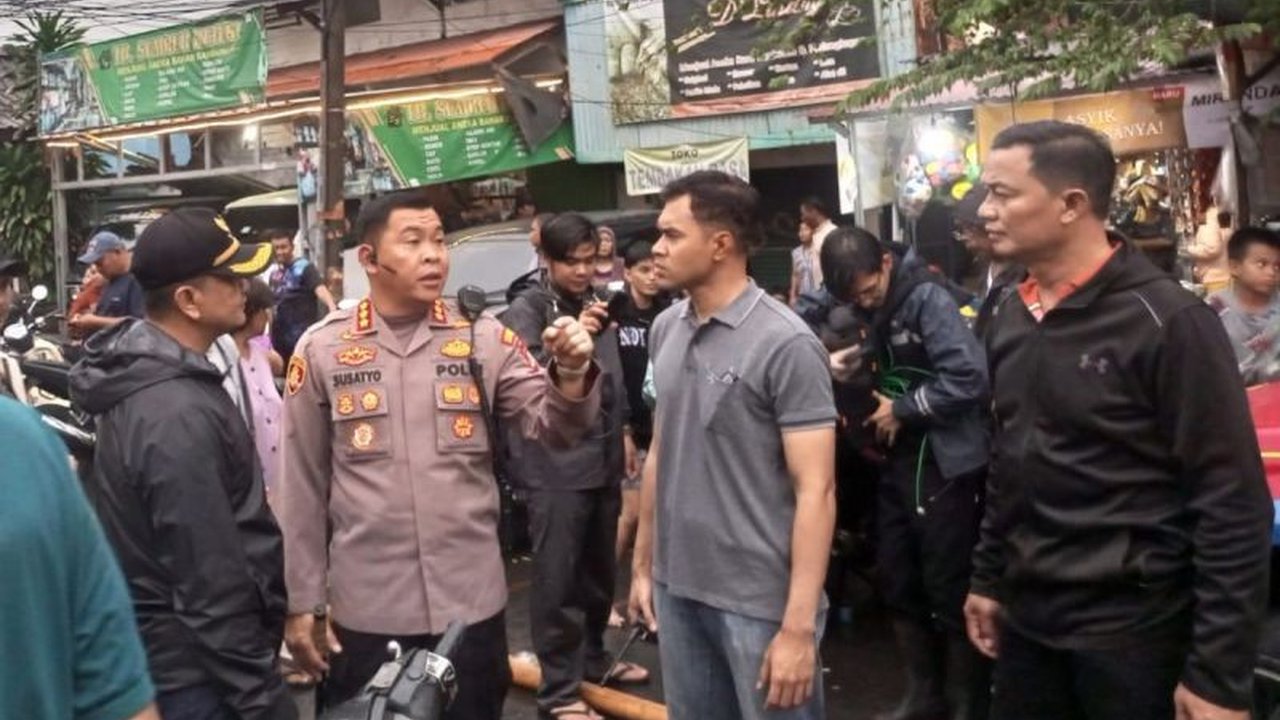 Kebakaran besar di Jalan Kemayoran Gempol, Jakarta Pusat, menghanguskan lebih dari 500 rumah dan menyebabkan penutupan jalan untuk memperlancar evakuasi korban dan barang-barang.