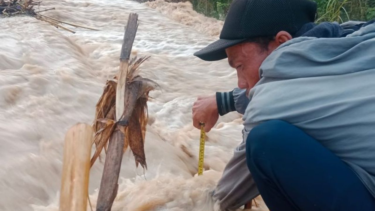 Banjir di Grobogan akibat hujan deras sejak Senin malam hingga Selasa dini hari mengganggu perjalanan beberapa kereta api di Daop 4 Semarang, termasuk KA barang dan KA Blora Jaya, dengan jalur yang tergenang hingga 20cm.