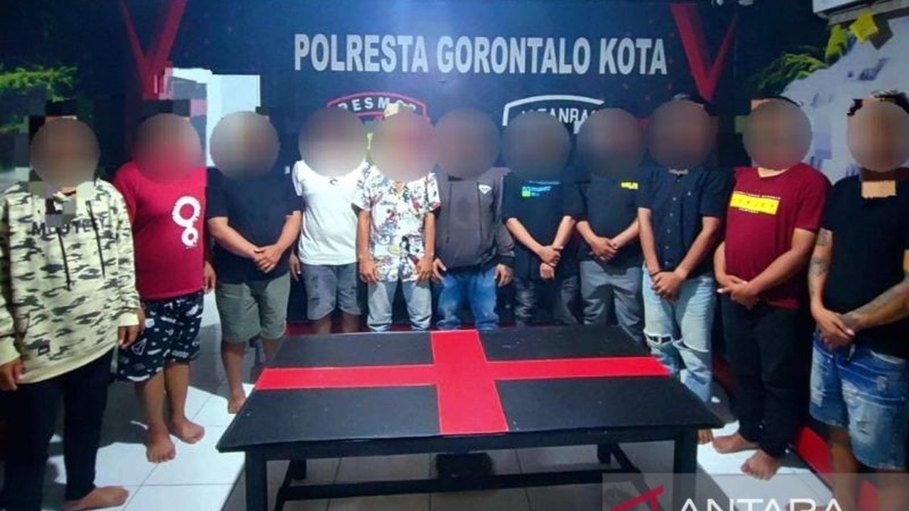 Sebelas debt collector ditangkap polisi di Gorontalo karena merusak gudang perusahaan pembiayaan untuk mengambil kembali mobil yang telah disita; mereka kini ditahan untuk proses hukum lebih lanjut.