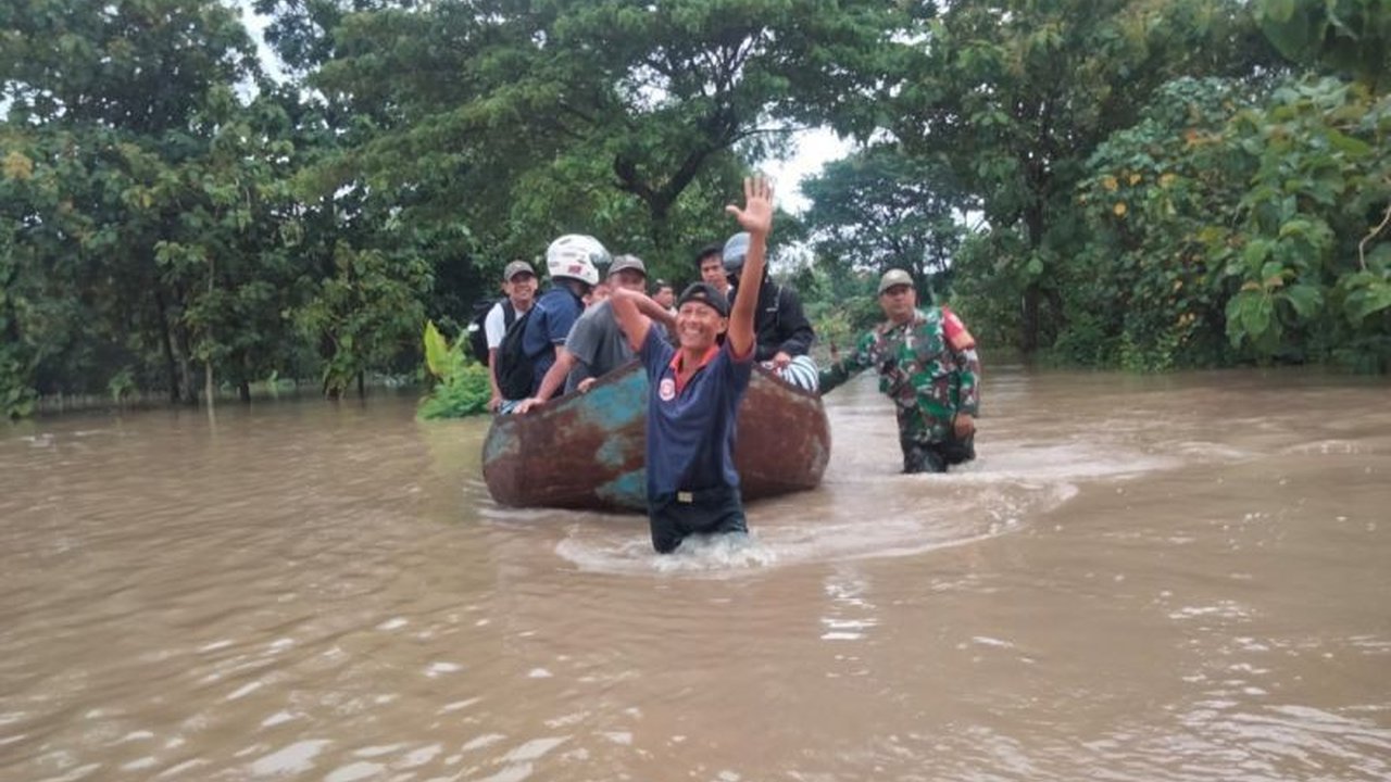 Luapan anak Sungai Bengawan Solo menyebabkan banjir yang merendam sedikitnya enam kecamatan di Kabupaten Sragen, Jawa Tengah, sejak Senin (20/1/2024), menyebabkan genangan air di jalanan dan rumah warga serta lahan pertanian.