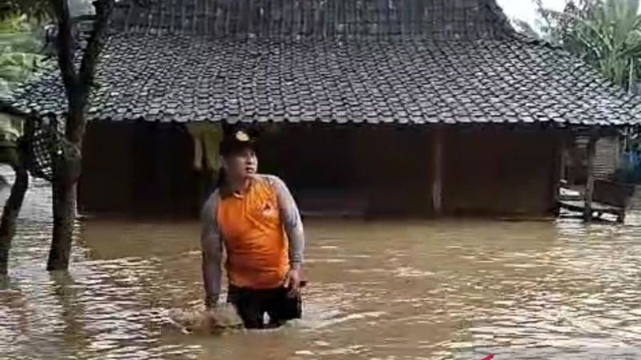 Hujan deras menyebabkan jebolnya tanggul Sungai Tuntang di lima titik, mengakibatkan banjir di Grobogan dan puluhan warga dari dua desa mengungsi.