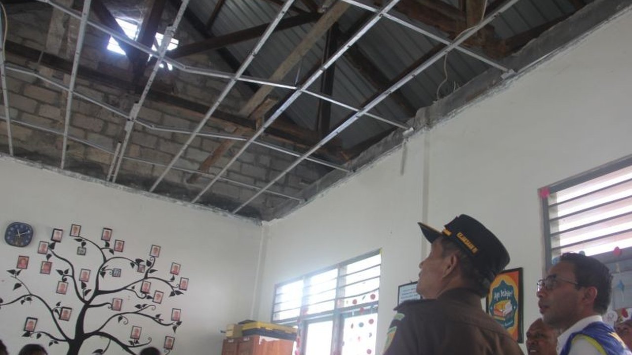 Kejaksaan Tinggi NTT menginvestigasi ambruknya plafon beberapa sekolah di Kupang, Nusa Tenggara Timur, saat proses belajar mengajar berlangsung, dan akan menindak tegas jika ditemukan unsur pidana.