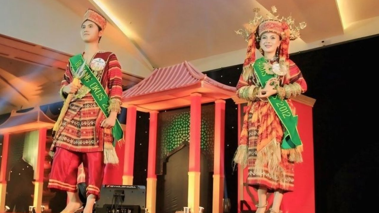 Dekranasda OKU Selatan gencar mempromosikan kain tenun Kawai Kanduk, kain adat khas OKU Selatan, melalui berbagai festival dan inovasi motif untuk meningkatkan popularitas dan perekonomian lokal.