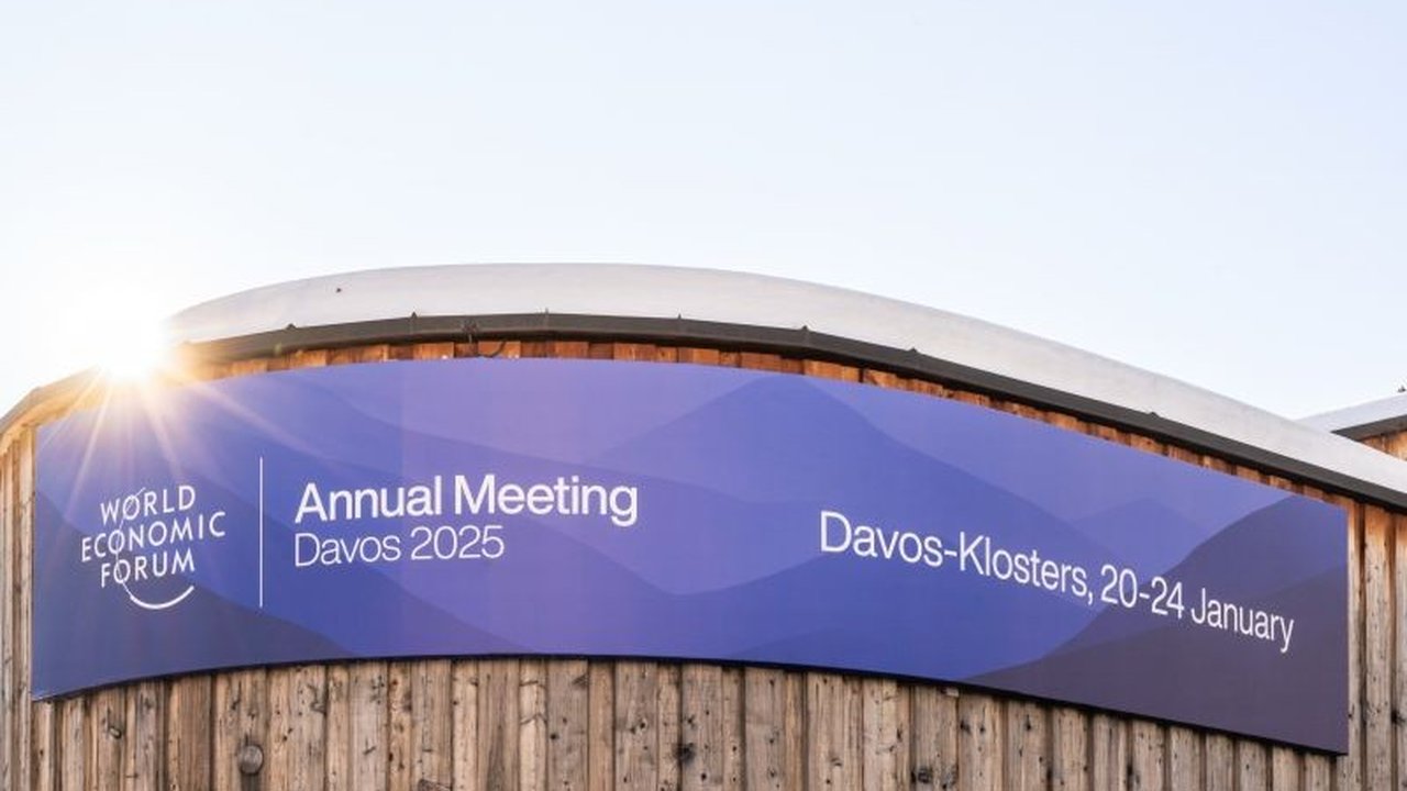 Keikutsertaan Indonesia dalam World Economic Forum (WEF) 2025 di Davos, Swiss, bertujuan memperkuat citra negara sebagai destinasi investasi berkelanjutan, khususnya di sektor energi terbarukan dan hilirisasi.