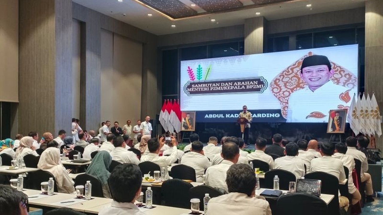 Kemen-P2MI menargetkan pengiriman 425 ribu PMI pada 2025 dengan strategi perbaikan regulasi, kerjasama antar kementerian, dan eksplorasi pasar baru di Eropa, serta berharap dapat mendorong perekonomian Indonesia.