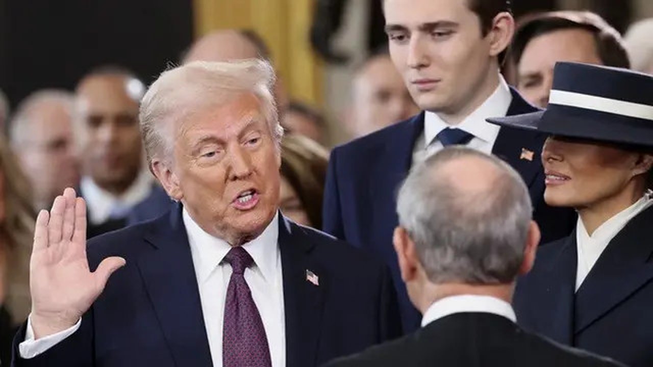 Donald Trump saat dilantik sebagai presiden ke-47 Amerika Serikat. Pelantikan Trump berlangsung di Rotunda Gedung Capitol AS, Washington DC, Senin (20/1/2025). (Dok. Kevin Lamarque/Po