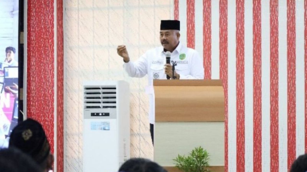 Bupati Kutai Kartanegara, Edi Damansyah, memulai program pengentasan kemiskinan dengan program bedah rumah untuk 60.857 penduduk miskin dan berkolaborasi dengan Kodim 0908/Bontang untuk memastikan keberlanjutan program.