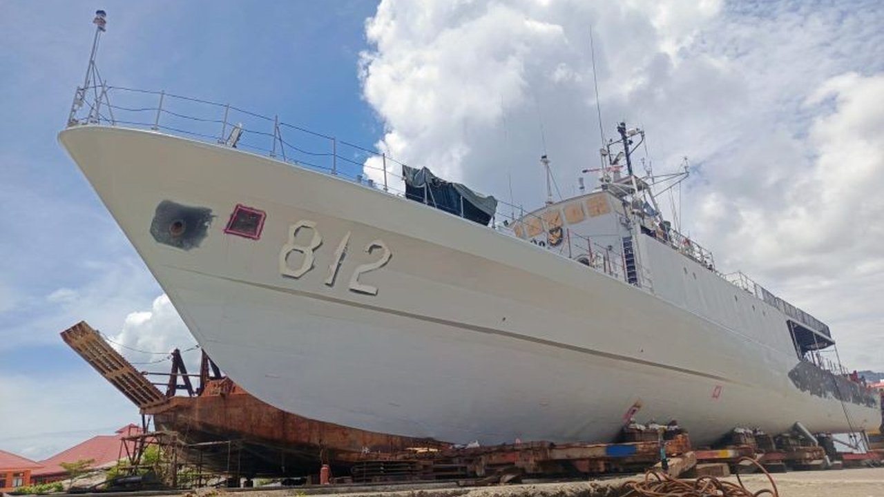 KRI Kerapu-812, kapal cepat milik TNI AL, telah kembali beroperasi setelah menjalani perawatan intensif di bawah program R41 oleh PT PAL Indonesia, meningkatkan kesiapan armada laut Indonesia.