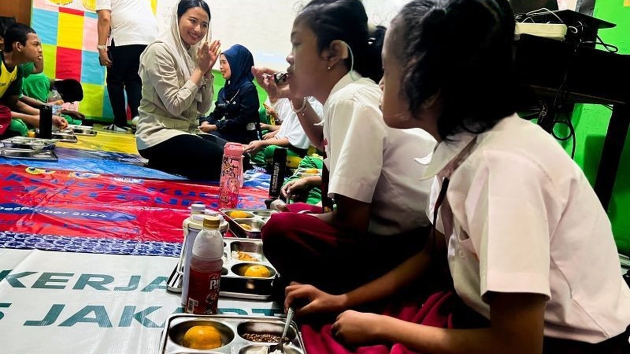 Wamendag Pantau Program Makan Bergizi Gratis di SLB Negeri 5 Jakarta