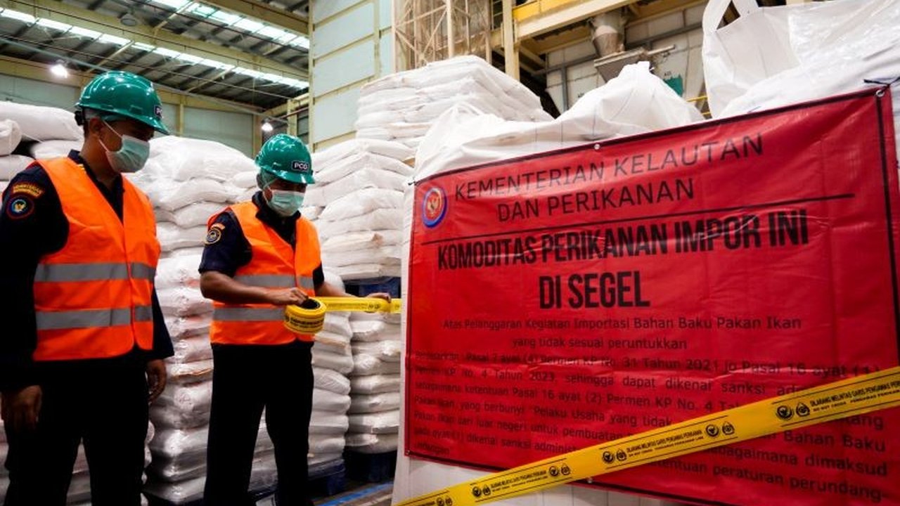 Kementerian Kelautan dan Perikanan (KKP) menyegel 453 ton bahan baku pakan ikan impor di Banten karena disalahgunakan untuk pakan hewan peliharaan, melanggar Peraturan Menteri Kelautan dan Perikanan Nomor 4 Tahun 2023.