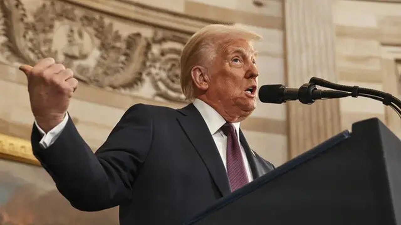 Donald Trump berpidato usai pelantikannya sebagai presiden ke-47 Amerika Serikat. Inaugurasi Trump berlangsung di Rotunda di Gedung Capitol, Washington DC, Senin (20/1/2025). (Do