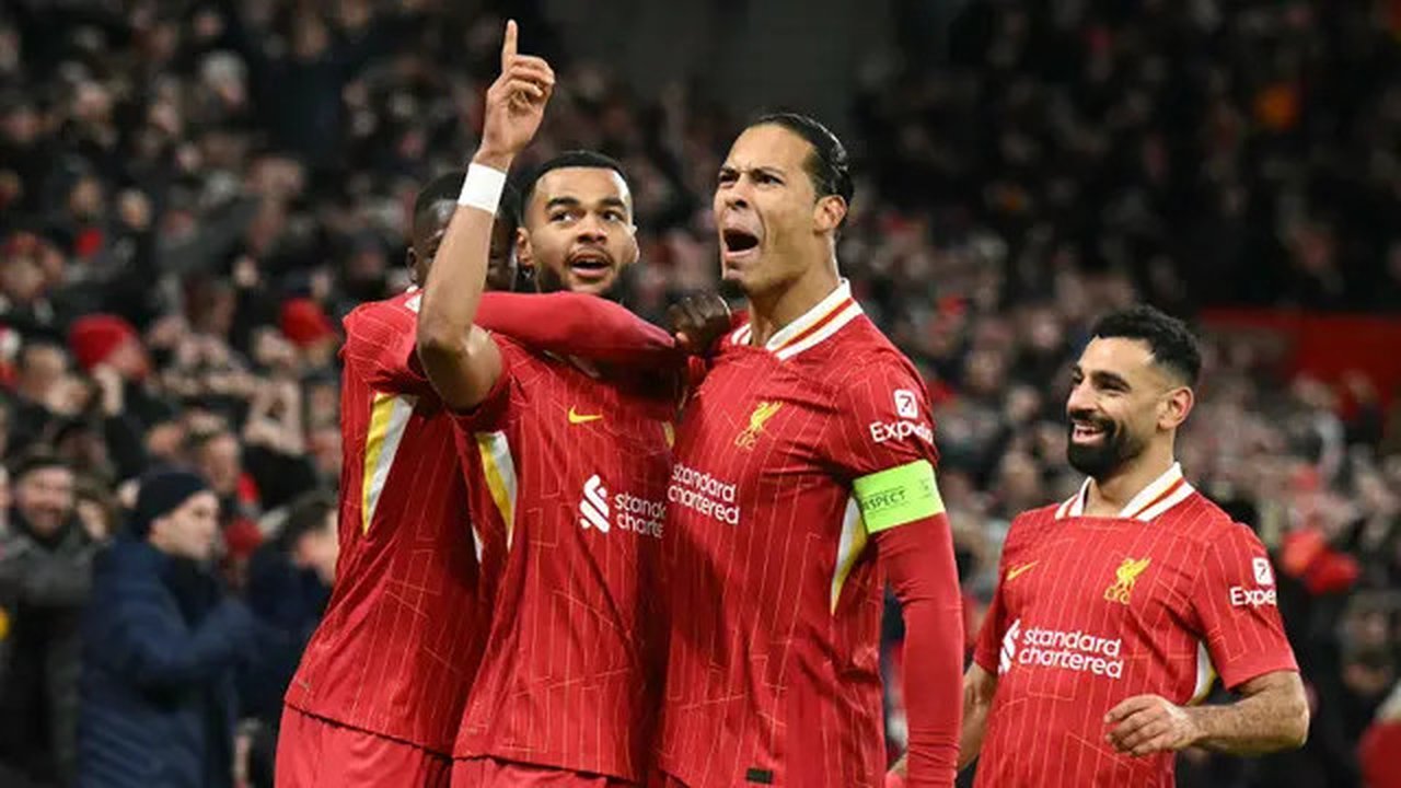 Penyerang Liverpool, Cody Gakpo (kedua kiri) merayakan golnya bersama Virgil van Dijk pada pertandingan kelima fase League Liga Champions 2024/2025 melawan Real Madrid di Stadion Anfield, Ing