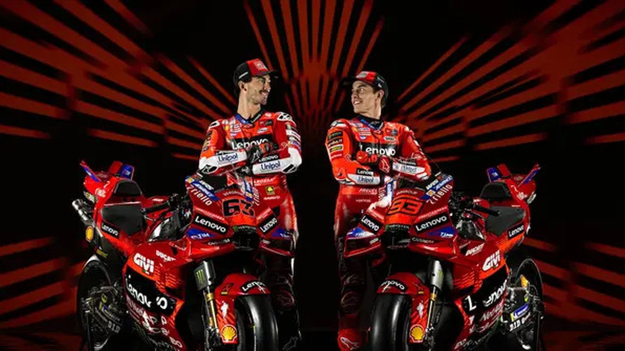 Duet dua pembalap Ducati: Pecco Bagnaia dan Marc Marquez. (X/Ducati)