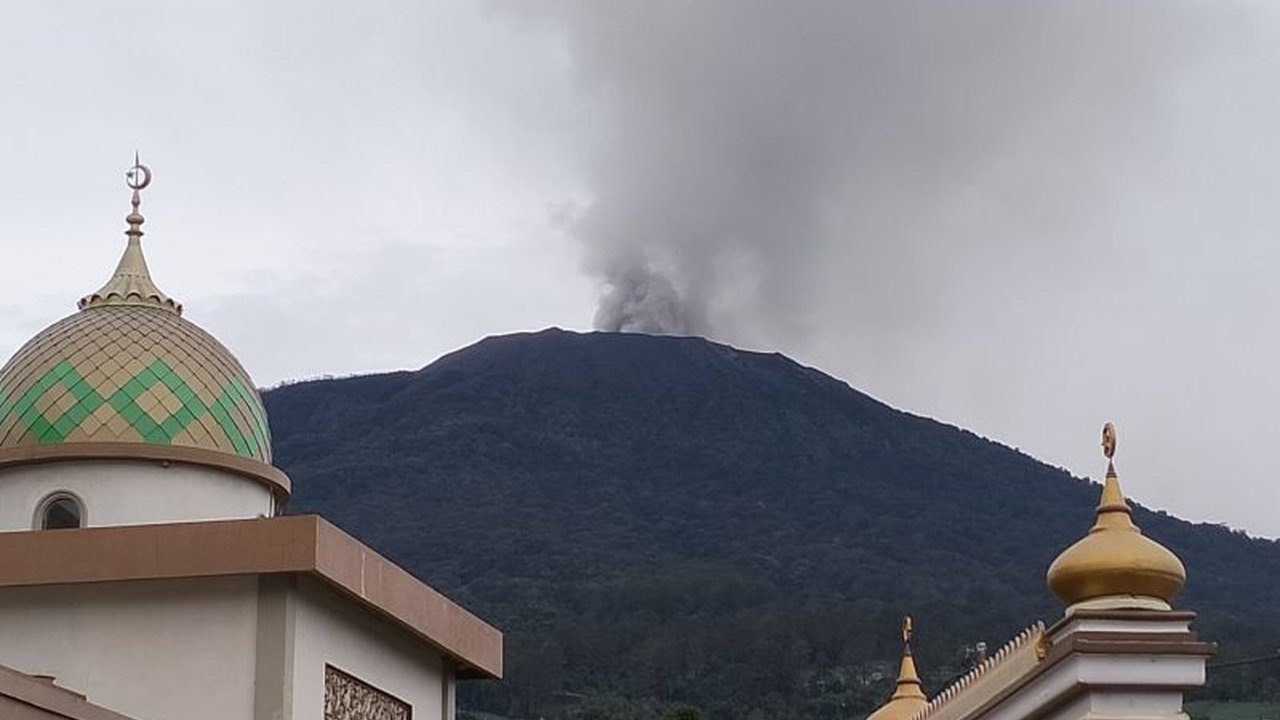 Badan Geologi memperingatkan potensi lahar dingin di sekitar Gunung Marapi, Sumatera Barat, menyusul erupsi pada Selasa, 21 Januari 2024, yang disertai hujan di lereng gunung.