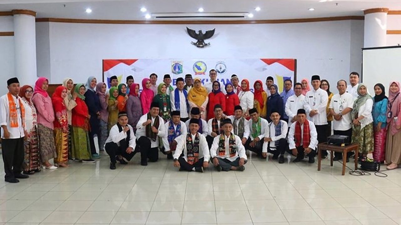 Dinas Sosial DKI Jakarta meningkatkan kapasitas pilar sosialnya seperti PSM, TKSK, Karang Taruna, dan LKS melalui pelatihan, bimbingan teknis, dan dana stimulan untuk menciptakan masyarakat yang lebih inklusif dan sejahtera.