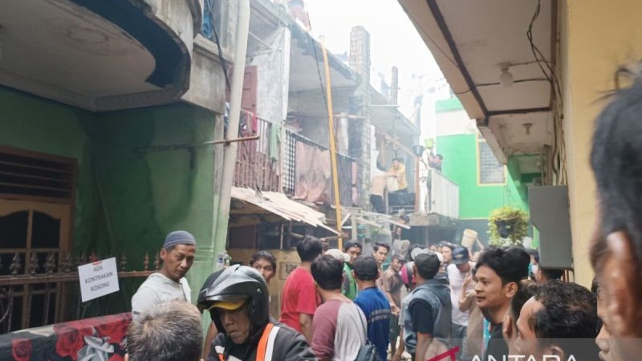 Kebakaran di indekos Mangga Dua Selatan, Jakarta Pusat, pada Selasa sore menghanguskan 20 kamar; api berhasil dipadamkan dalam satu jam.