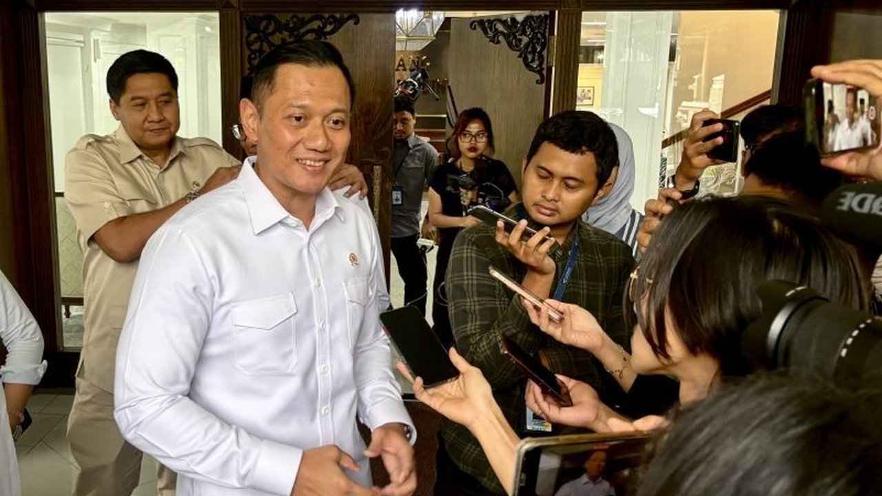 Presiden Prabowo Subianto memerintahkan kajian ulang studi kelayakan proyek tanggul laut raksasa di Pantura Jawa, yang diperkirakan menelan biaya Rp123 triliun untuk 8 tahun, demi memastikan kelayakan dan keberlanjutan proyek.