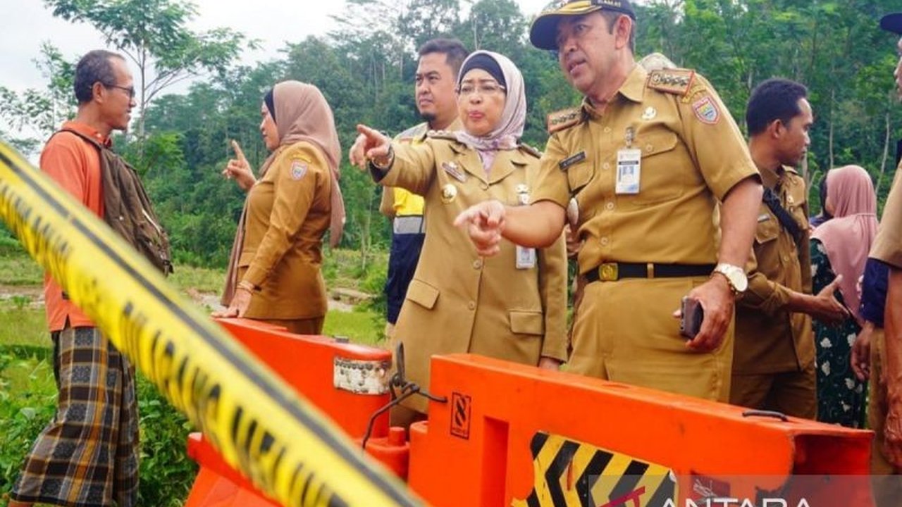 Pemerintah Kabupaten Batang mendirikan dapur umum dan menyalurkan bantuan logistik kepada warga Desa Klidang Lor, Karangasem, dan Sambong yang terdampak banjir akibat hujan deras sejak Senin malam.