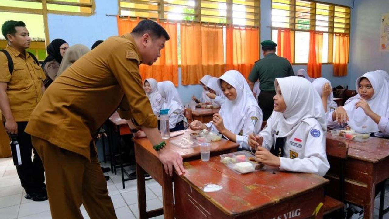 Bupati Gowa, Adnan Purichta Ichsan, memastikan program Makan Bergizi Gratis (MBG) berjalan lancar dan akan diperluas ke seluruh sekolah di Gowa, memberikan manfaat bagi siswa dan mengurangi beban orang tua.