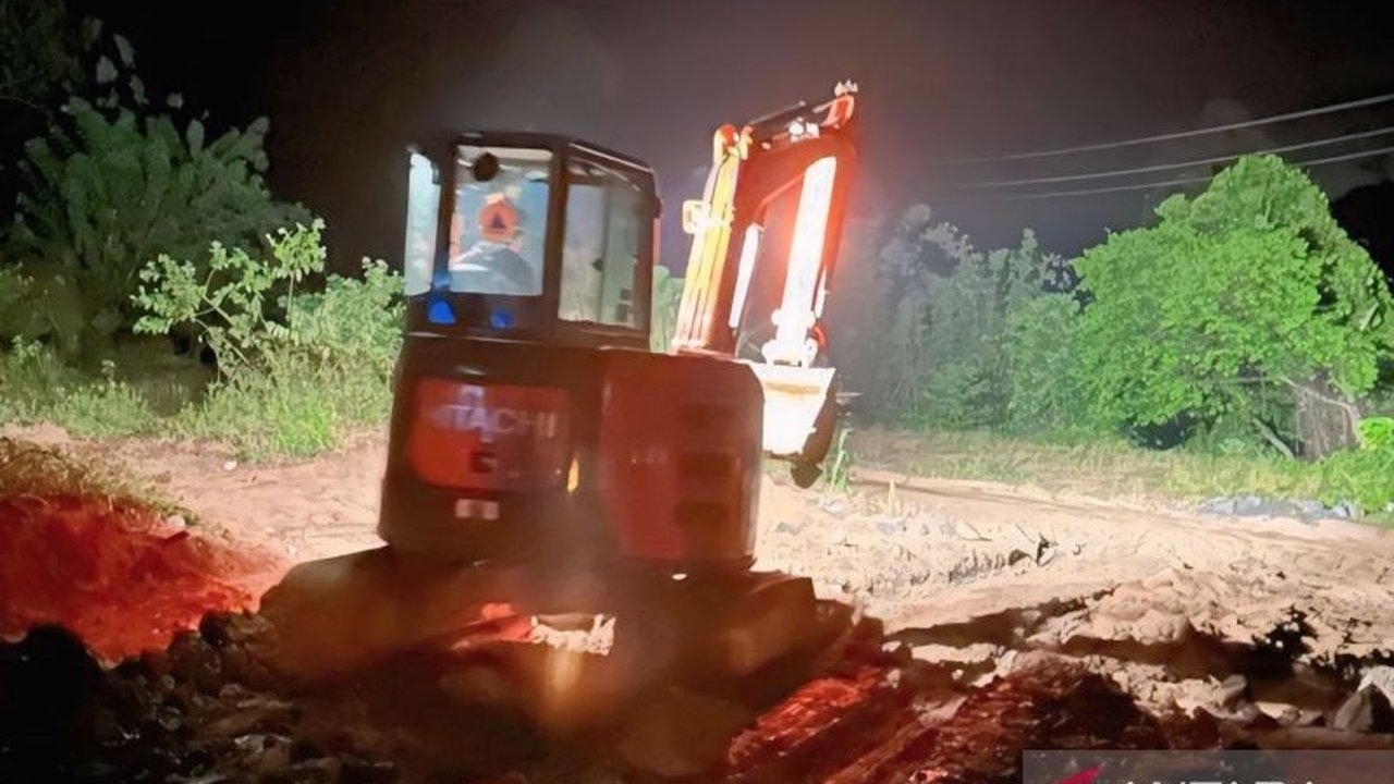 BPBD OKU Selatan berhasil mengatasi dua titik longsor di Desa Bedeng Tiga, Kecamatan Warkuk Ranau Selatan, Sumatera Selatan, yang sempat mengganggu akses jalan akibat hujan deras pada Senin malam, 20 Januari 2024.