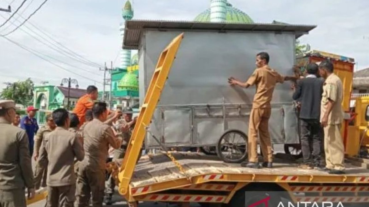 Pemerintah Kabupaten Pamekasan menyediakan 13 lokasi untuk menata usaha UMKM dan PKL, termasuk relokasi pedagang dari Monumen Arek Lancor sesuai Perda dan Perbup.