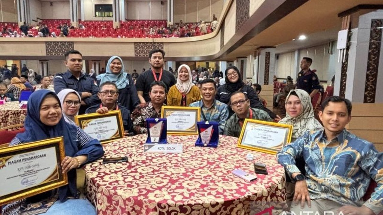 KPU Kota Solok berhasil meraih empat penghargaan tingkat Provinsi Sumatera Barat atas kinerja mereka dalam penyelenggaraan Pemilihan Kepala Daerah (Pilkada) serentak 2024, meliputi pemutakhiran data pemilih, pengelolaan anggaran, logistik pemilihan, dan p