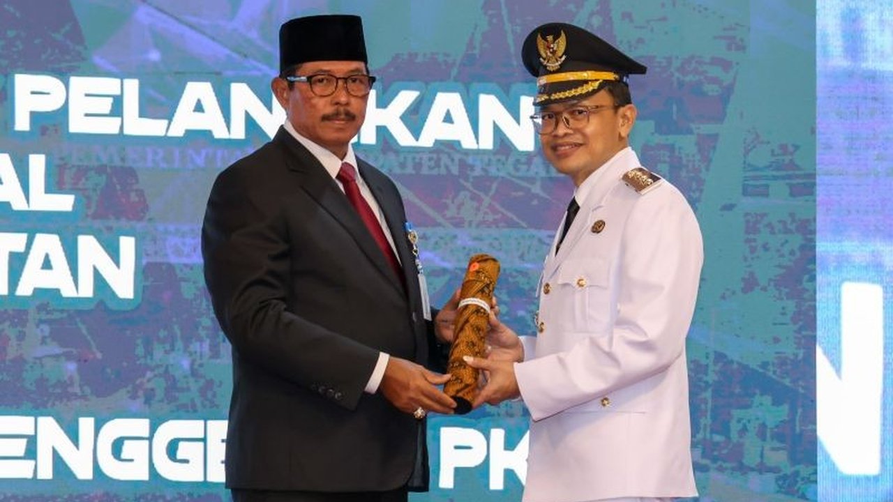 Penjabat Gubernur Jawa Tengah melantik Amir Makhmud sebagai Penjabat Bupati Tegal yang baru, menggantikan Agustyarsyah, dengan fokus melanjutkan penurunan angka kemiskinan dan mengatasi masalah stunting.