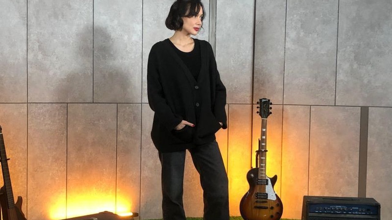 Artis Sara Wijayanto memilih jalan kaki sebagai olahraga untuk menjaga kebugaran, sekaligus sebagai meditasi dan refreshing, yang diimbanginya dengan latihan angkat beban.