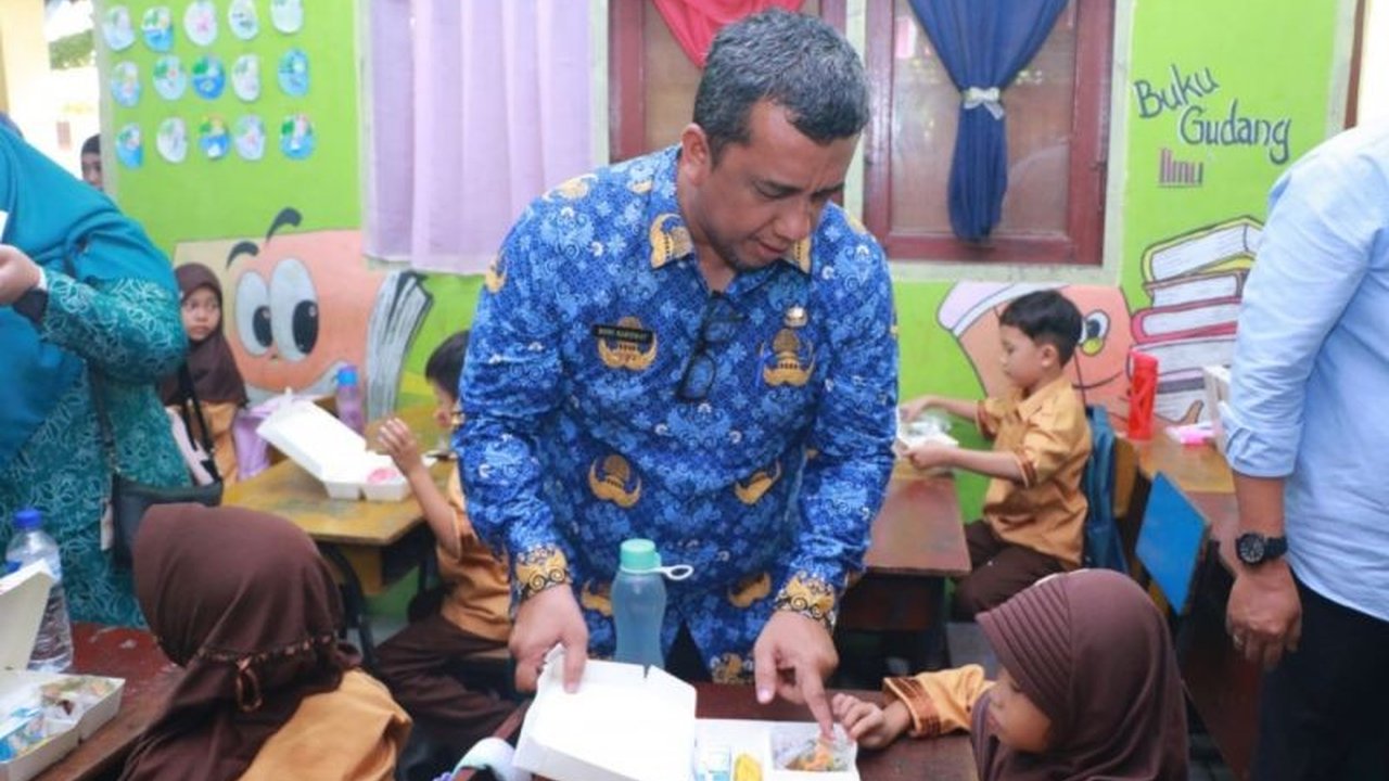 Sebanyak 14 sekolah di Pekanbaru, Riau, telah menerima program Makan Bergizi Gratis yang didistribusikan melalui dua dapur umum dan difokuskan di Kecamatan Tuah Madani dan Marpoyan Damai.