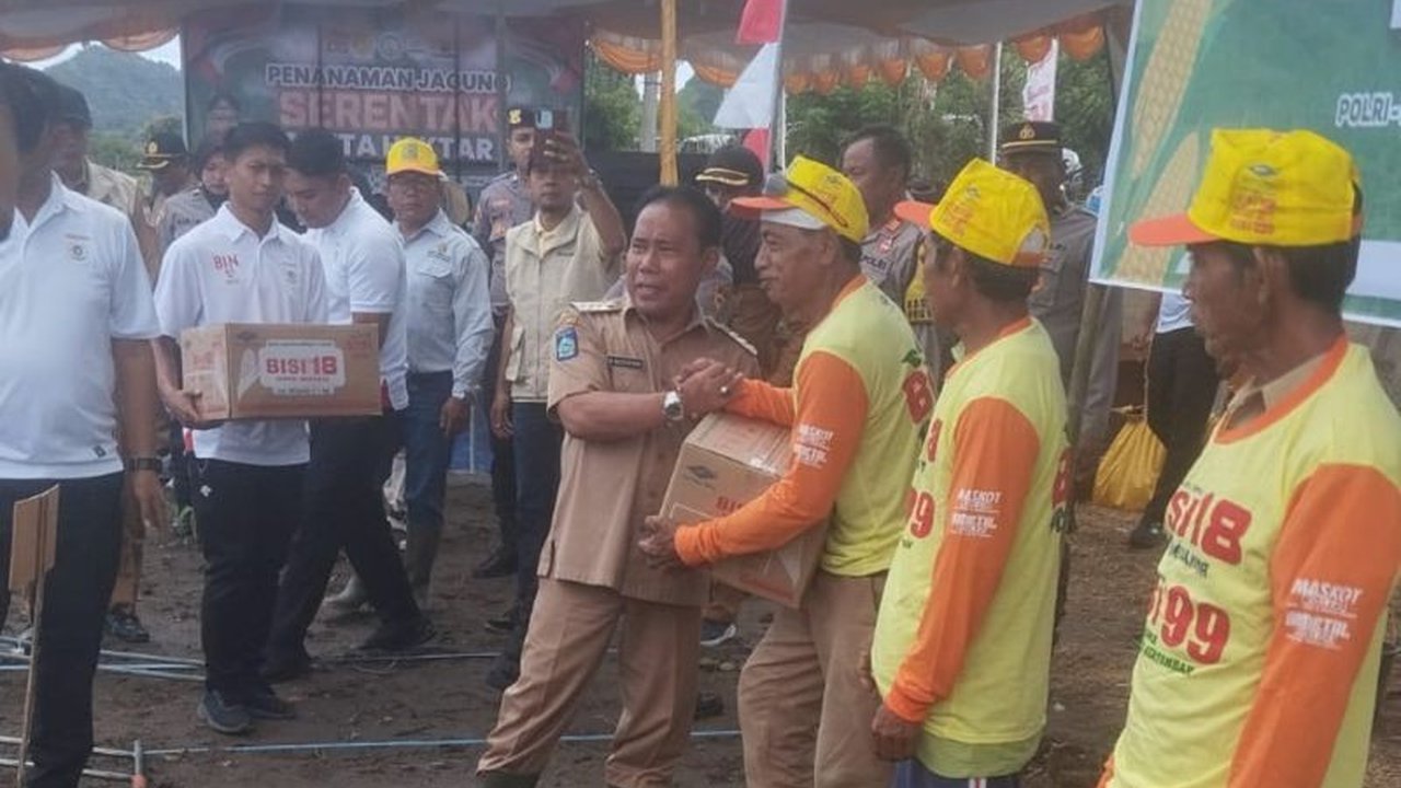 Bupati Sumbawa Barat menyerahkan bantuan 125 ton bibit jagung kepada petani setempat guna mendukung program satu juta hektar jagung nasional dan memperkuat ketahanan pangan Indonesia, memanfaatkan sistem gotong royong.